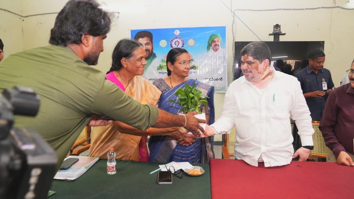 కరీంనగర్ జిల్లా   హుస్నాబాద్ నియోజకవర్గం చిగురు మామిడి మండల కేంద్రంలోని రైతు వేదికలో రైతు ముంగిట్లో శాస్త్రవేత్తలు కార్యక్రమంలో పాల్గొన్న మంత్రి పొన్నం ప్రభాకర్...